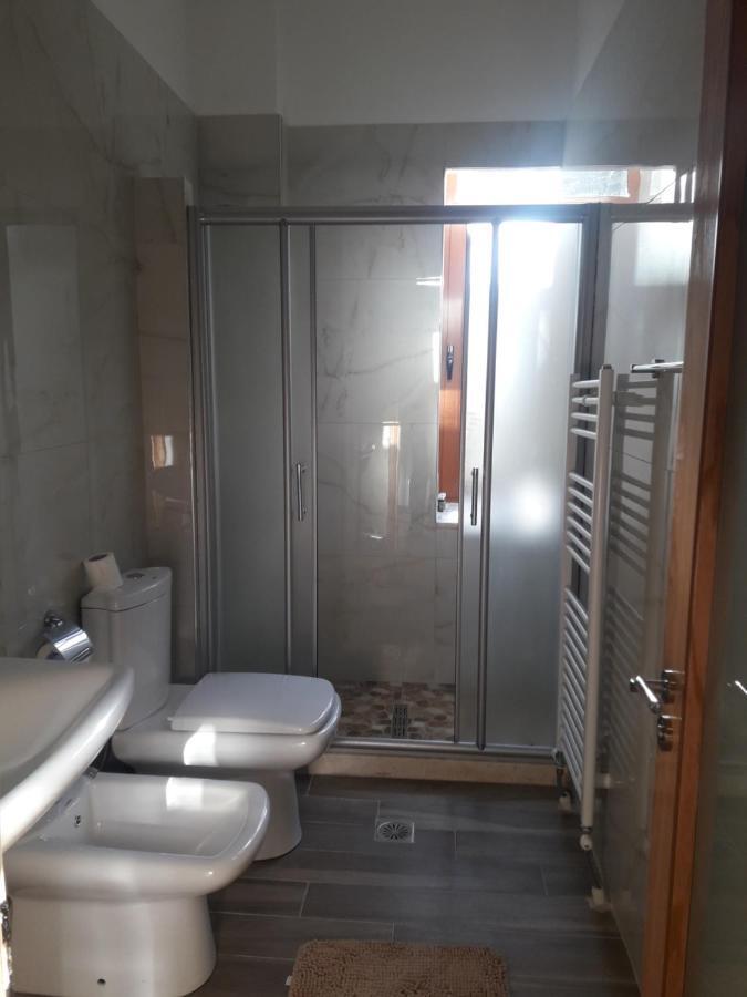Hotel Bujtina Bicolli Korce Exterior foto